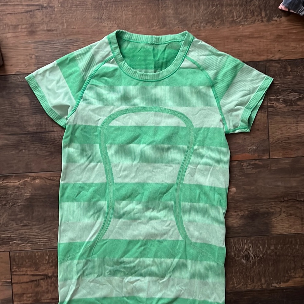 Lululemon tee shirt